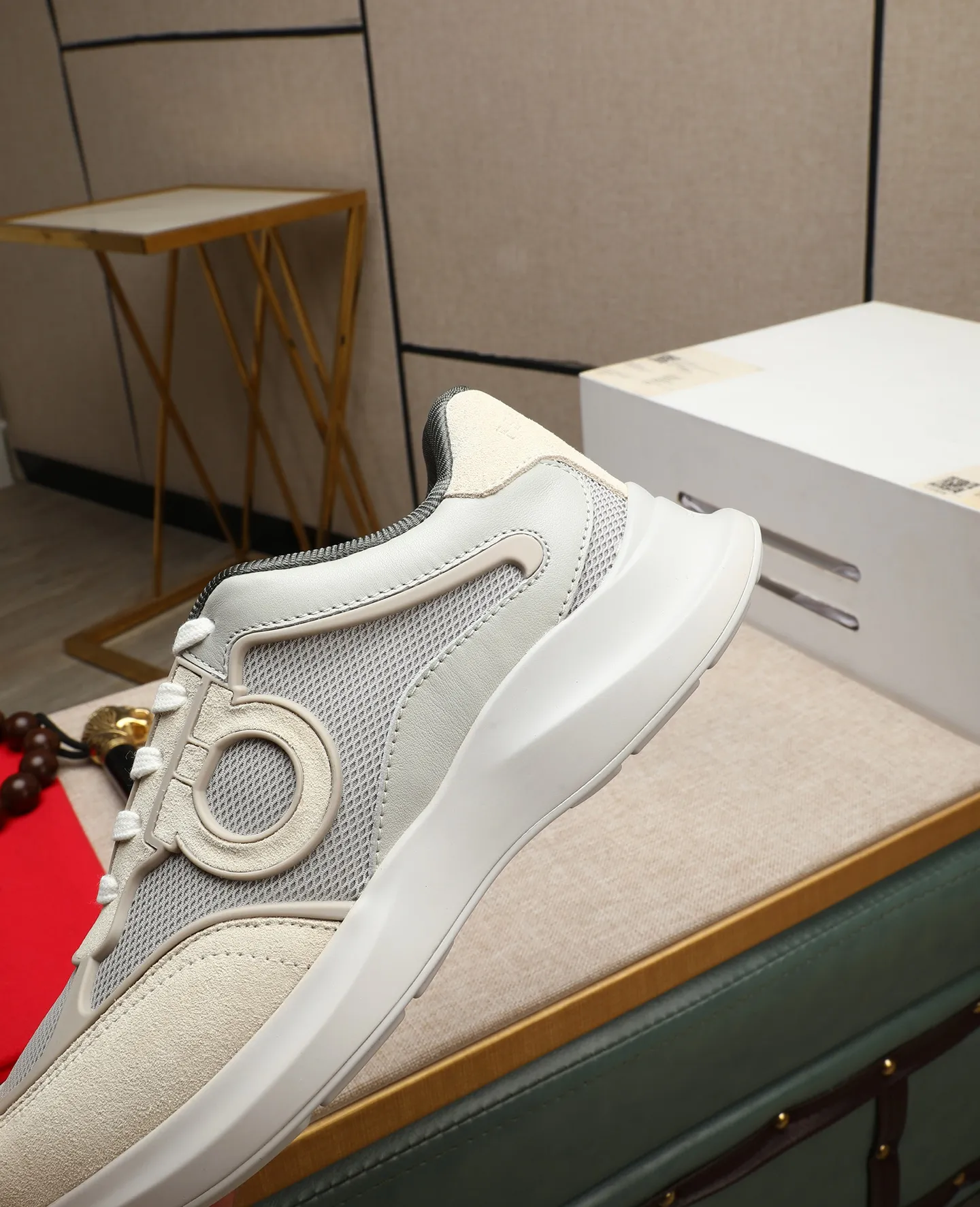 Men's shoes 💰700 📛📛 Salvatore Ferragamo is the world's top luxury footwear brand. It comes from the fashion kingdom of Italy. It is famous all over the world for its traditional handmade design and novel styles... 🚶🏻🚶🏻New suit shoes are available simultaneously at the counter. This model is purely handmade. The fabric is imported from Italy and original first-layer cowhide. Mesh + cowhide lining. Original authentic outsole🌀🌀Size: 39➖44 (38 45 customized)